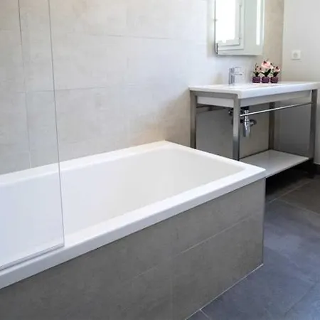 L'ile-rousse Sleeps 4 Pool Air Con Wifi